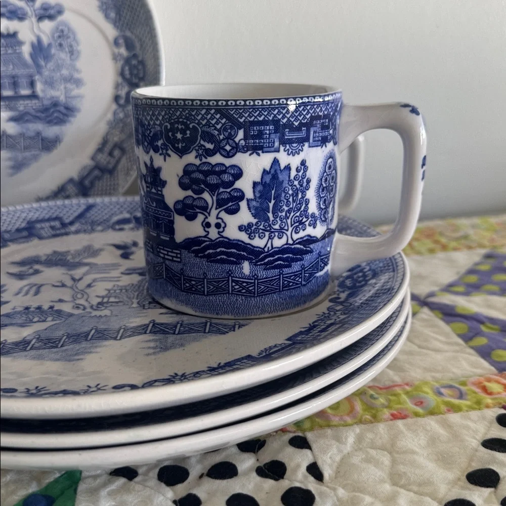 Vintage Blue and White Porcelain Dinnerware Blue Willow Pattern Set of 8 for 4 - Picture 2 of 5